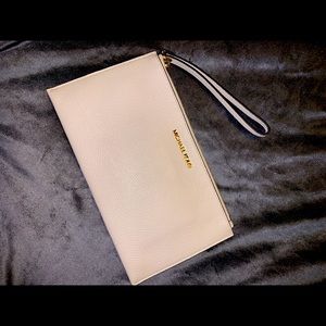 Micheal Kors wristlet
